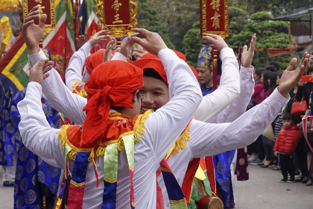 Hà Nội: Trai làng lả lơi trong màn