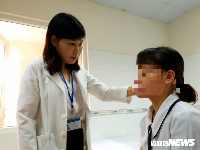 ThS. BS Lã Thanh Hà – Trưởng khoa Da liễu, Bệnh viện Tuệ Tĩnh đang kiểm tra tổn thương da trên khuôn mặt bệnh nhân sau quá trình điều trị. (Ảnh: Phạm Quý)