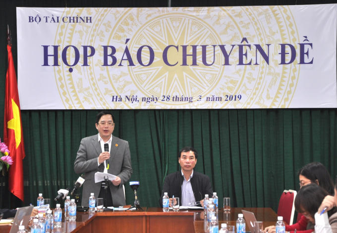 Cục trưởng Cục Tài chính doanh nghiệp trả lời tại họp báo.