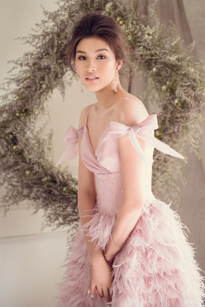 Hay khi diện những chiếc đầm dáng xoè, phối nơ xinh xắn, Nguyễn Thị Thành lại trông như một tiểu thư dòng dõi “trâm anh thế phiệt”, thật xinh đẹp ngọt ngào.