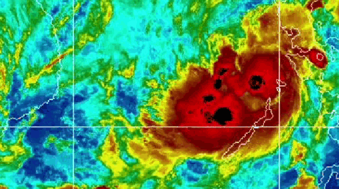 Cập nhật vị trí áp thấp nhiệt đới có khả năng sắp đi vào Biển Đông và mạnh lên thành bão số 15.