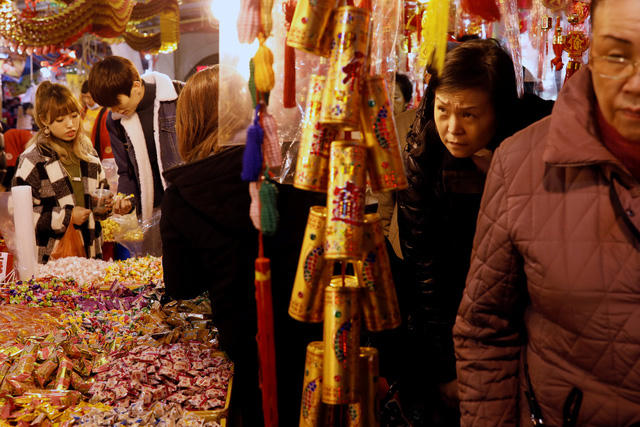 Không khí mua sắm nhộn nhịp tại Đài Loan trong những ngày trước Tết truyền thống (Ảnh: Reuters)