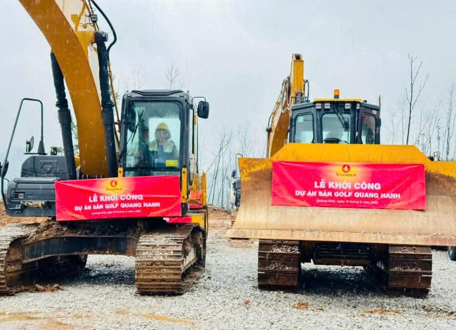 Các phương tiện máy móc sẵn sàng cho lễ khởi công dự án sân golf Quang Hanh.