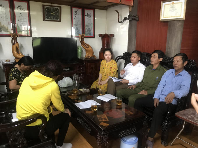 Vị phụ huynh đến tận gia đình cô Hiên xin lỗi trước sự chứng kiến của chính quyền địa phương.