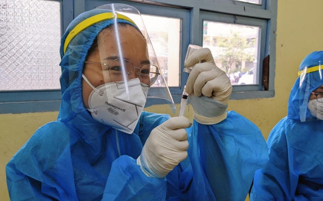 Bệnh viện Hoàn Mỹ Cửu Long tiêm vắc xin Covid-19 cho người dân và giáo viên