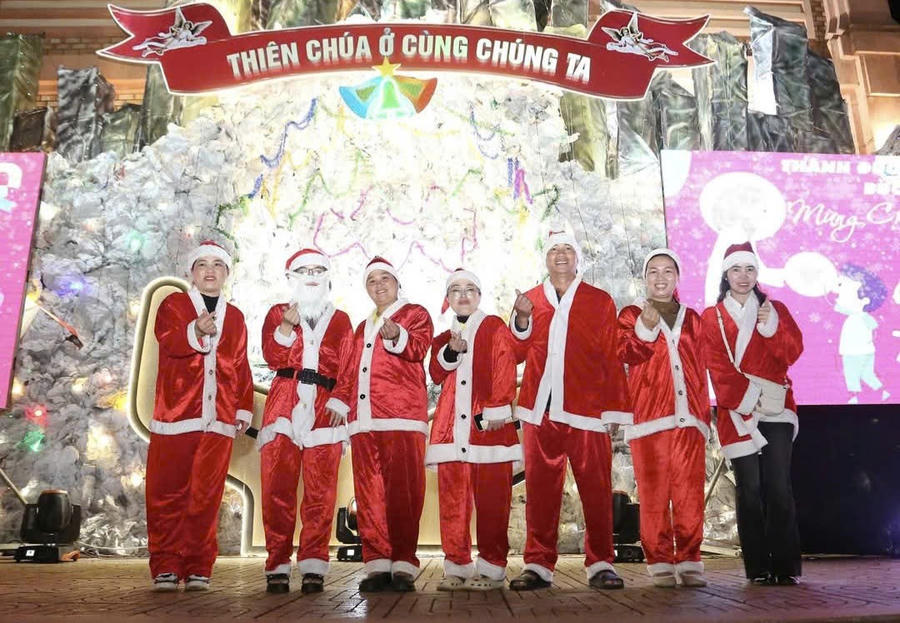 Vui mừng, rạng rỡ trong đêm Noel tại Nhà thờ Buôn Hồ. Ảnh: Nguyễn Cường