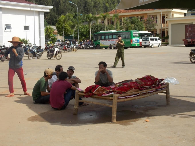 Thi thể ngư dân Trương Đình Bảy vừa được đưa lên bờ