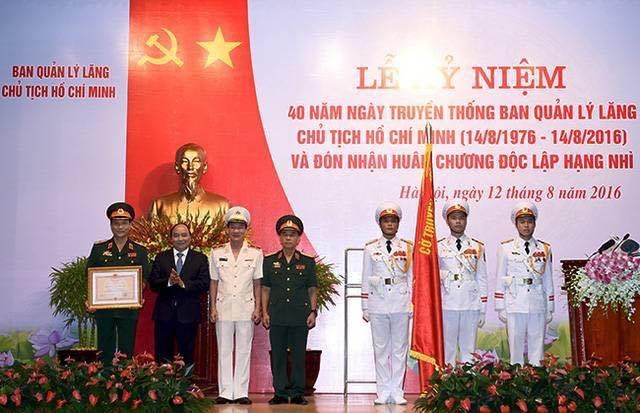 Thủ tướng trao Huân chương độc lập hạng Nhì cho đơn vị đảm nhiệm việc bảo quản, gìn giữ thi hài Bác.