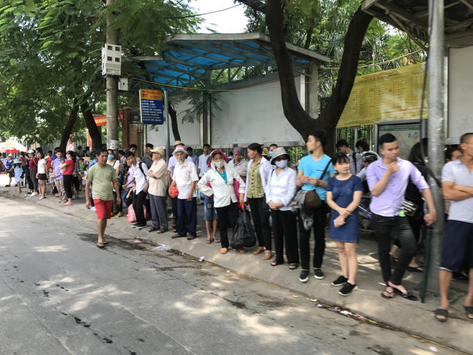 Nhiều du kh&aacute;ch, đặc biệt l&agrave; du kh&aacute;ch lớn tuổi chọn xe bu&yacute;t l&agrave; phương tiện di chuyển.