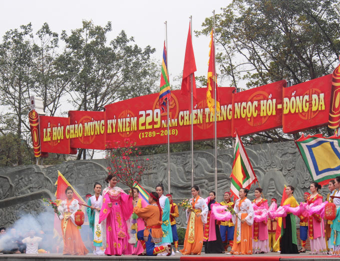 Có một giai thoại đó là trên đường hành quân tiêu diệt quân Thanh, khi vào đến Thăng Long và nhìn thấy rừng đào Nhật Tân rộ sắc hồng, Vua Quang Trung liền cho người chọn một cành đẹp nhất phóng ngựa trạm vào thành Phú Xuân, tặng Ngọc Hân công chúa.