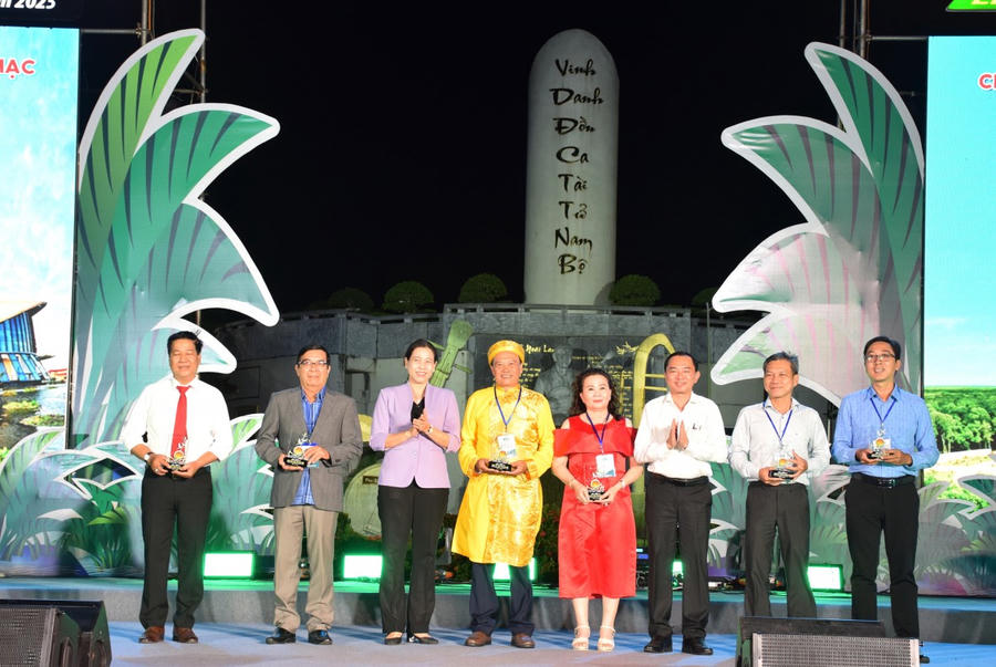 Ông Phan Thanh Duy - Ủy viên BTV Tỉnh ủy, Trưởng Ban Tổ chức Tỉnh ủy và bà Tô Việt Thu - Ủy viên BTV Tỉnh ủy, Bí thư Đảng ủy phường Bạc Liêu trao cúp lưu niệm cho các đội tham gia Liên hoan.