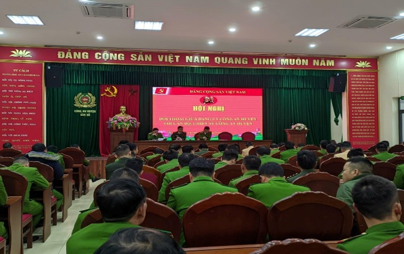 Đảng ủy - Lãnh đạo Công an huyện Vân Hồ luôn duy trì đối thoại với đoàn viên, hội viên, CBCS.