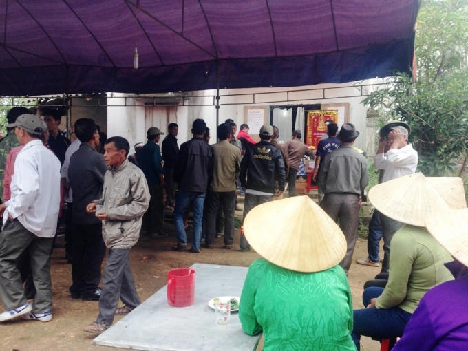 Đông đảo người dân địa phương đến đưa tang, chia buồn cùng gia đình.