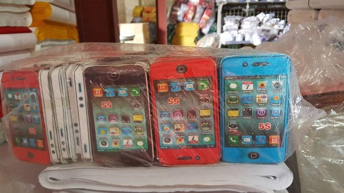Ông Dũng cho biết thêm, giá cả của những chiếc iphone rất đa dạng, chủ yếu phụ thuộc vào kích thước, độ tinh xảo và vật liệu đi kèm, chúng được dân buôn gọi là vàng mã "hàng hiệu".