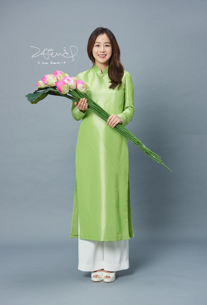 Kim Tae Hee -  Đại sứ thương hiệu Everon e ấp trong tà áo dài Việt.