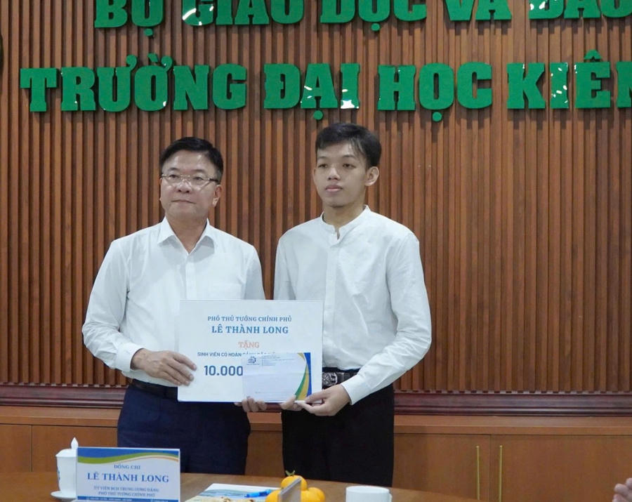 Phó Thủ tướng Lê Thành Long tặng quà cho nhà trường và cho sinh viên có hoàn cảnh khó khăn.