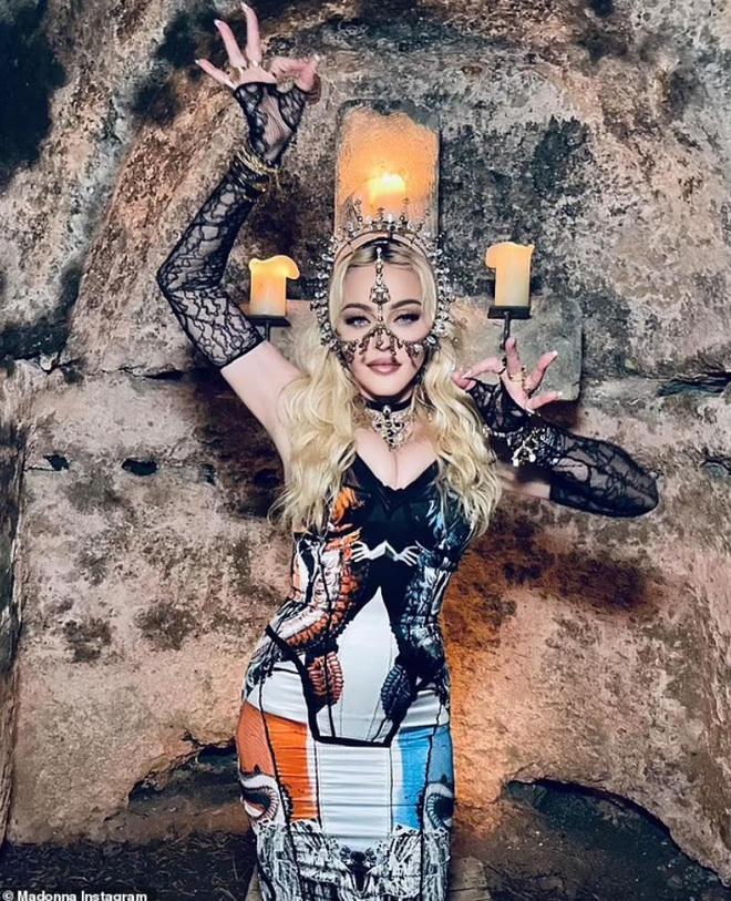 Hiện tại, Madonna cùng người thân và một số bạn bè đang có mặt ở Ý.
