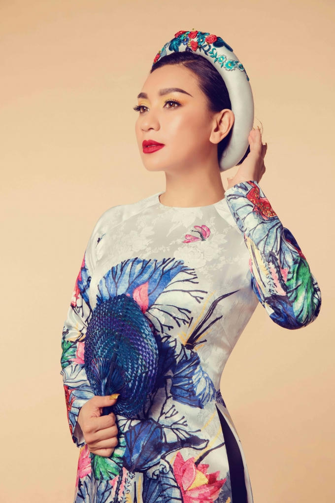 Nữ hoàng ảnh lịch Y Phụng đài các trong tà áo dài