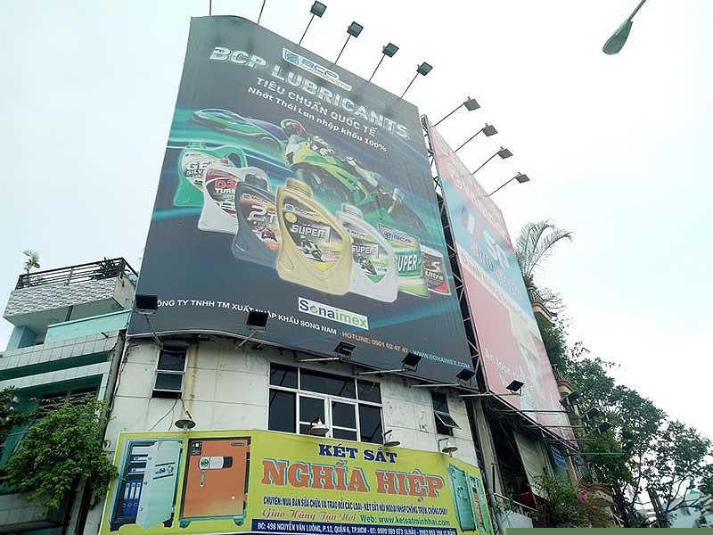 Tấm panô có diện tích khá lớn được treo trên mặt tiền căn nhà siêu mỏng số 498 Nguyễn Văn Luông, quận 6, TP.HCM. Ảnh: VÕ PHẠM.