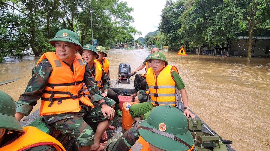 Kịp thời hỗ trợ người dân khắc phục hậu quả - Ảnh Công an Nghệ An.