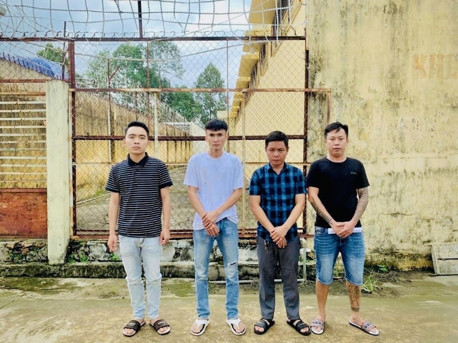 Các đối tượng tại cơ quan công an.