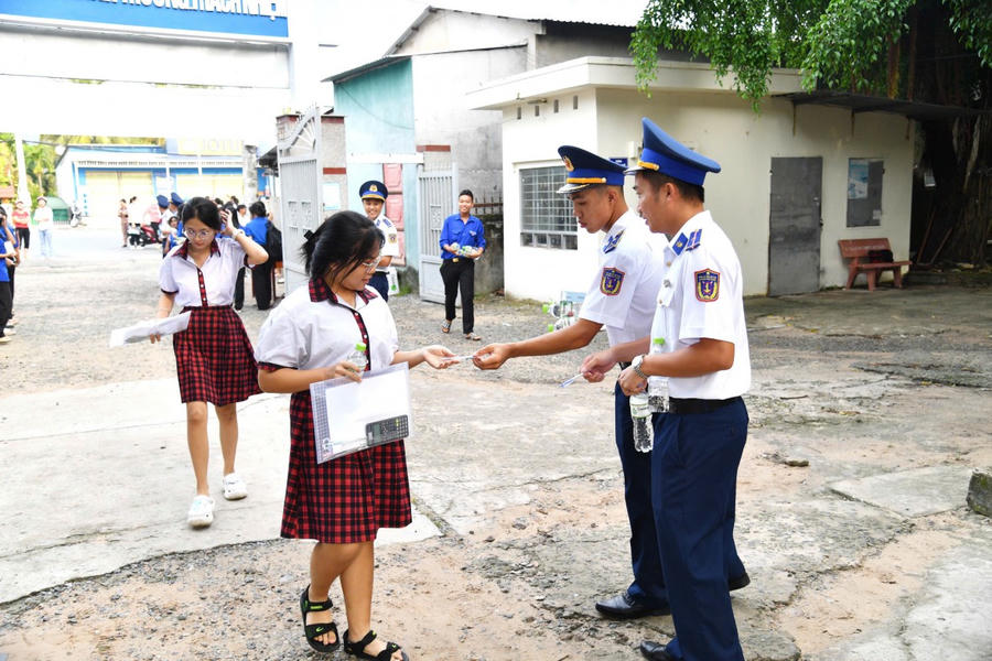 Cán bộ, đoàn viên hỗ trợ thí sinh trong chương trình “Tiếp sức mùa thi” – lan tỏa yêu thương, tiếp thêm động lực cho các sĩ tử vững bước vào kỳ thi quan trọng.