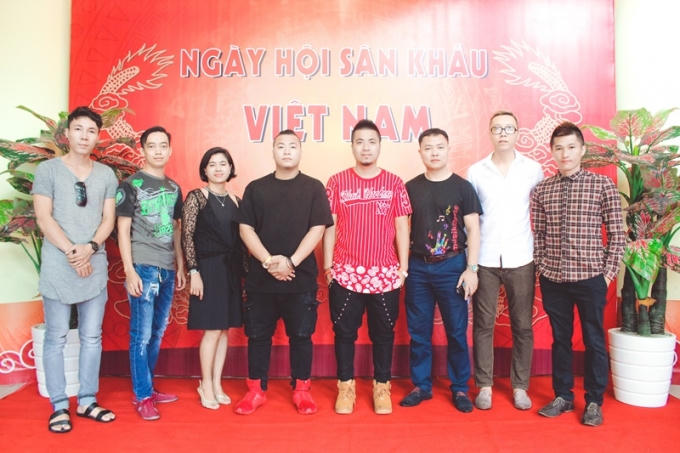 DJ Wang - Tran (áo đỏ đứng giữa).