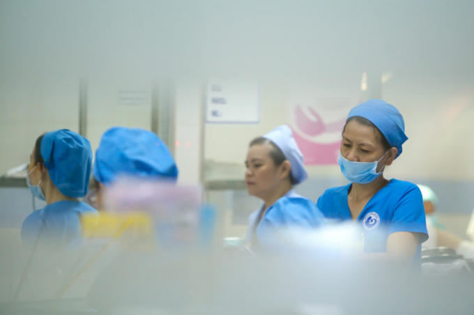 Tuy nhiên, trước đó vài phút các y, bác sĩ đã phải căng thẳng theo dõi tình trạng chuyển dạ của các sản phụ.