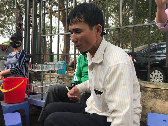 Người đàn ông lái xe ôm trực tiếp bắt con rắn chia sẻ với phóng viên.