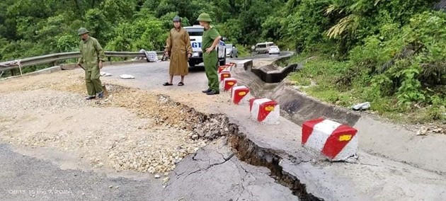 Điểm sụt lún trên quốc lộ 16, đoạn qua xã Châu Kim, Quế Phong, Nghệ An.