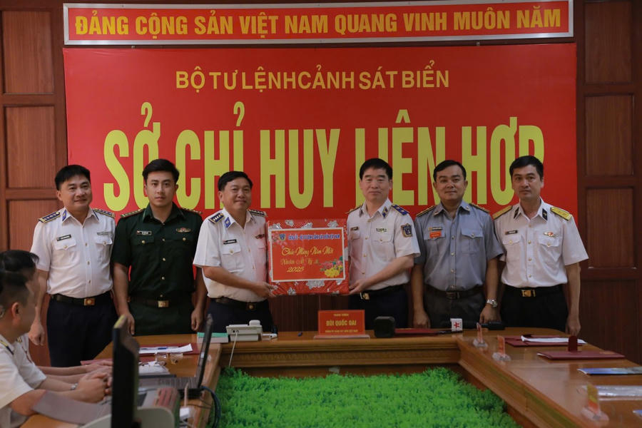 Trung tướng Bùi Quốc Oai – Bí thư Đảng ủy, Chính ủy Cảnh sát biển Việt Nam tặng quà chúc mừng năm mới Sở chỉ huy liên hợp