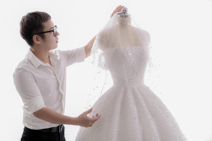 Trầm trồ trước bộ v&aacute;y cưới đ&iacute;nh hơn 20.000 vi&ecirc;n pha l&ecirc; m&agrave; &Aacute; hậu T&uacute; Anh diện ng&agrave;y trọng đại