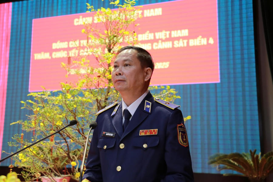 Thiếu tướng Nguyễn Văn Dũng – Bí thư Đảng ủy, Chính ủy BTL Vùng Cảnh sát biển 4 phát biểu tại buổi gặp mặt, chúc Tết