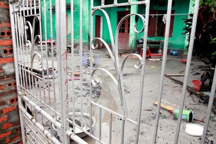  Hàng trăm tấn bùn đất từ tràn từ bãi thải ngành than xuống hàng chục ngôi nhà khu dân cư phường Mông Dương (TP. Cầm Phả) cuối tháng 7.2015.