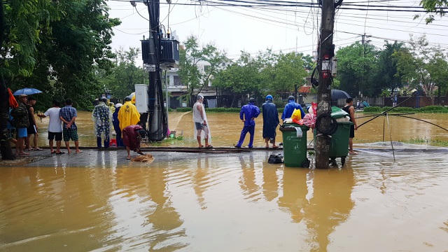 Người dân xem bắt cá trên sông mùa lũ
