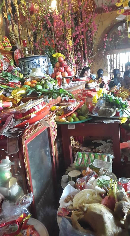 Các mâm hoa quả, tiền vàng của du khách hành hương xin lộc tại đền Mẫu Đồng Đăng. (ảnh: Minh Long)