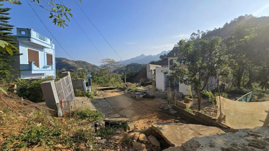 Toàn bộ 2 ngôi nhà của anh Đinh Văn Linh và bà Hoàng Thị Khuôn cùng đường nội bản bị sạt lở nghiêm trọng sau cơn bão số 3.