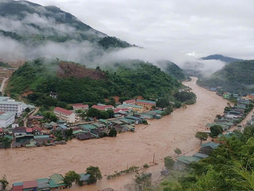 Vùng phía Tây Nghệ An cũng bị lũ lụt sau hoàn lưu bão số 10.