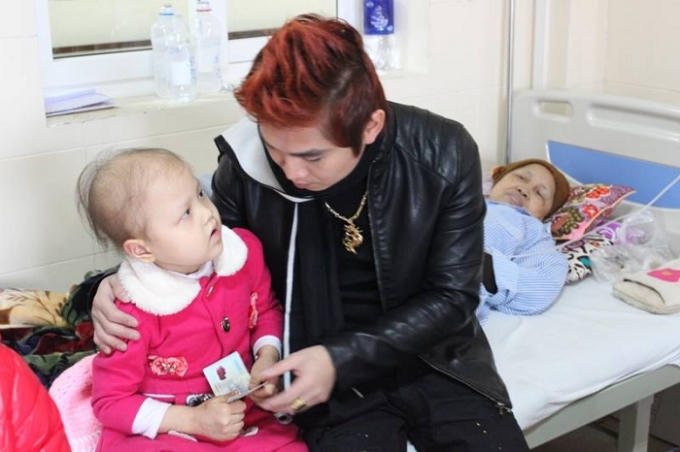 Chàng ca sĩ trẻ cùng trao nhiều món quà đến các bệnh nhân đang điều trị tại bệnh viện K.