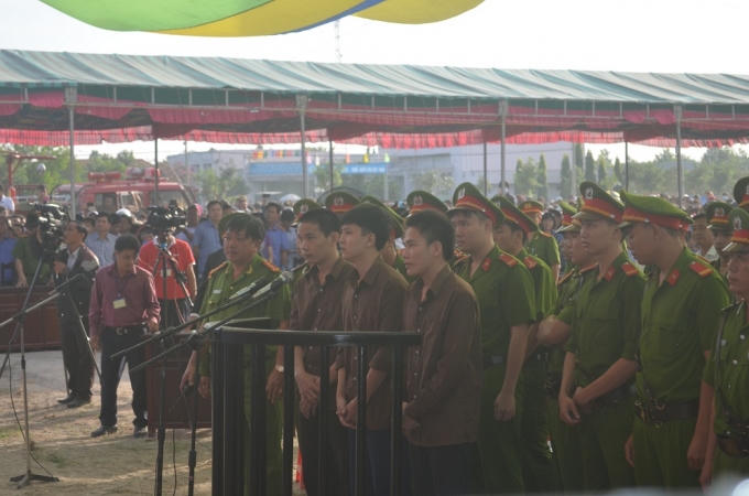 Các bị cáo trước vành móng ngựa.