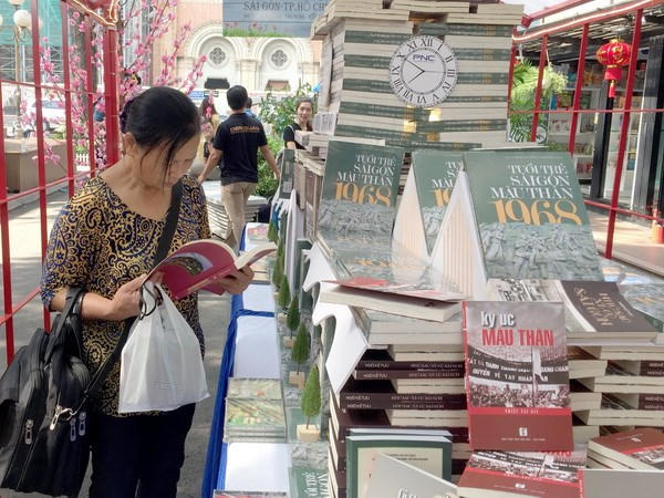 Khách tham quan, tìm hiểu các sách về lịch sử kháng chiến cứu nước của dân tộc. (Ảnh: Gia Thuận/TTXVN)