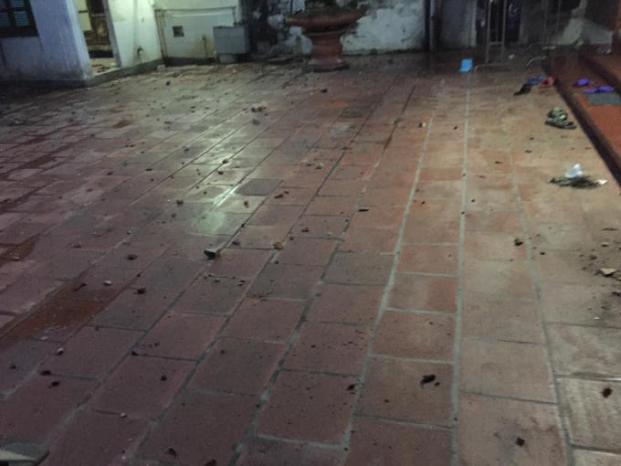 Nhiều ngôi nhà gần cận vụ nổ gạch, đá văng khắp sân. Ảnh Vinh Khoa.