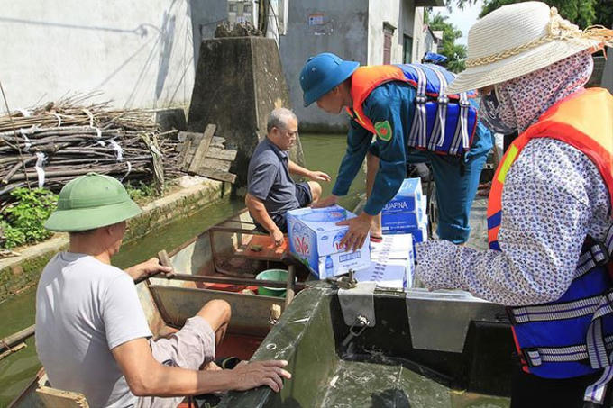 Tiếp tế nước sạch cho bà con xóm Bến Vôi, thôn Cấn Hạ, xã Cấn Hữu (Quốc Oai, Hà Nội). Ảnh: Trường Phong.