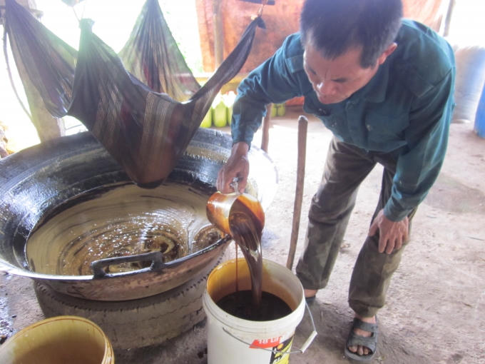 Người thợ làng nghề đã cho ra đời những chai mật vàng nâu, sóng sánh và có mùi thơm ngọt ngào.