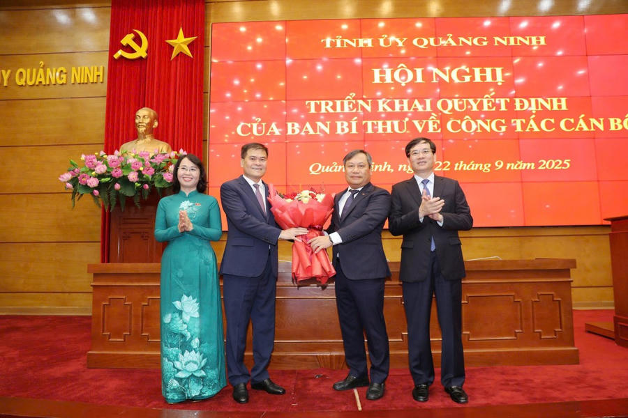 Thường trực Tỉnh uỷ Quảng Ninh tặng hoa chúc mừng ông Bùi Văn Khắng, Phó Bí thư Tỉnh ủy Quảng Ninh.