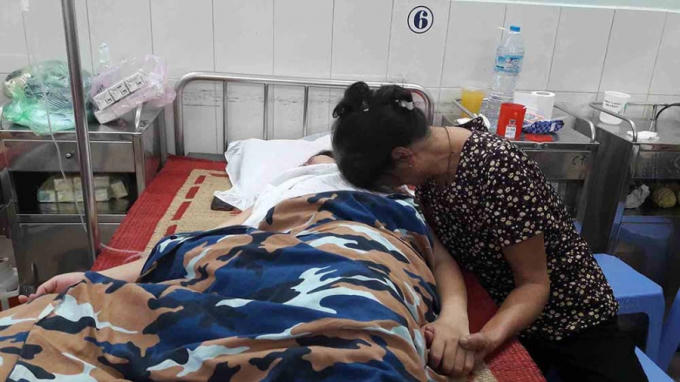 Chị T. đã quyết định tự tử sau khi bị chuyển trường không rõ lý do. Ảnh: Dân Việt