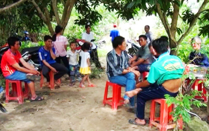 Hàng xóm lại chi buồn cùng gia đình 2 cháu bé bị đuối nước thương tâm