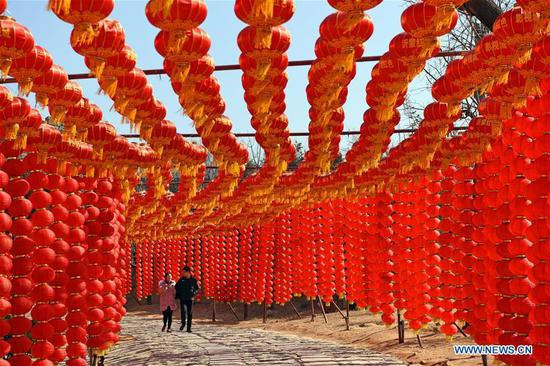 Đèn lồng đỏ rợp trời chào năm mới tại tỉnh Sơn Đông, Trung Quốc.