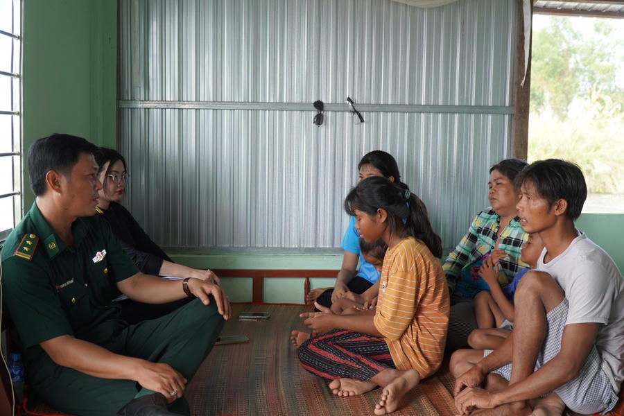 Trung Tá Phạm Nguyễn Thế Phong - Chủ nhiệm Chính trị BĐBP tỉnh Sóc Trăng động viên các cháu cố gắng học tập.