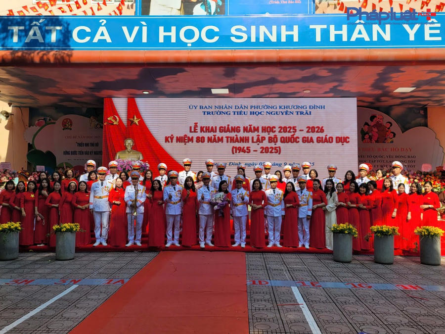 Các cô giáo của trường Tiểu học Nguyễn Trãi chụp ảnh kỷ niệm cùng đội nghi lễ.